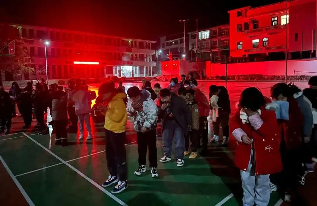 空壳树小学举行夜间消防应急疏散演练