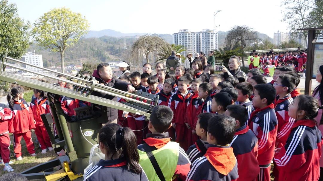 澧源镇第一小学700名余学生沉浸式开启气象探秘之旅