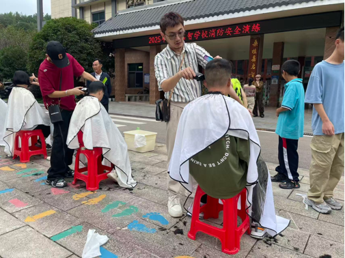 爱心义剪暖校园 真情守护成长路