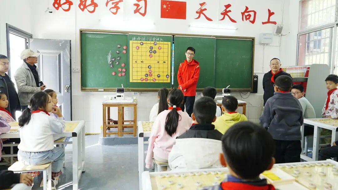 “奔跑吧·少年”2025全国象棋校际联赛走进瑞塔铺小学