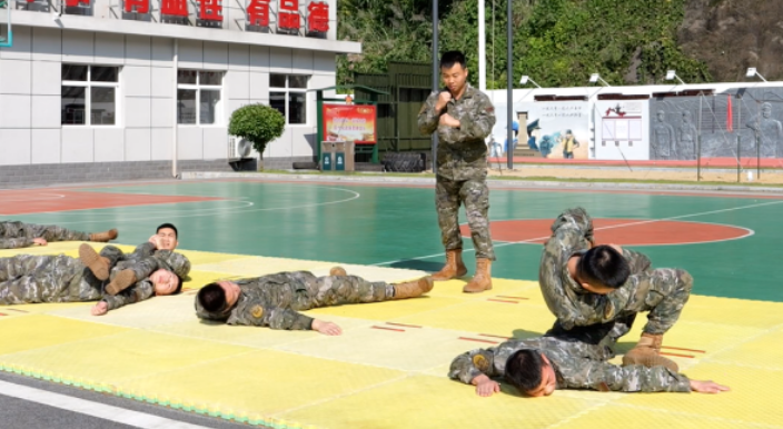 走进军营淬炼青春 贺龙中学国防班赴武警桑植中队开展研学活动