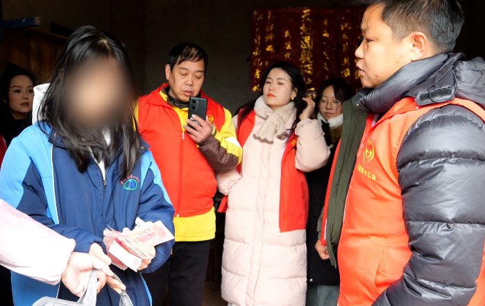 爱心公益团队到滚水峪村开展捐赠走访